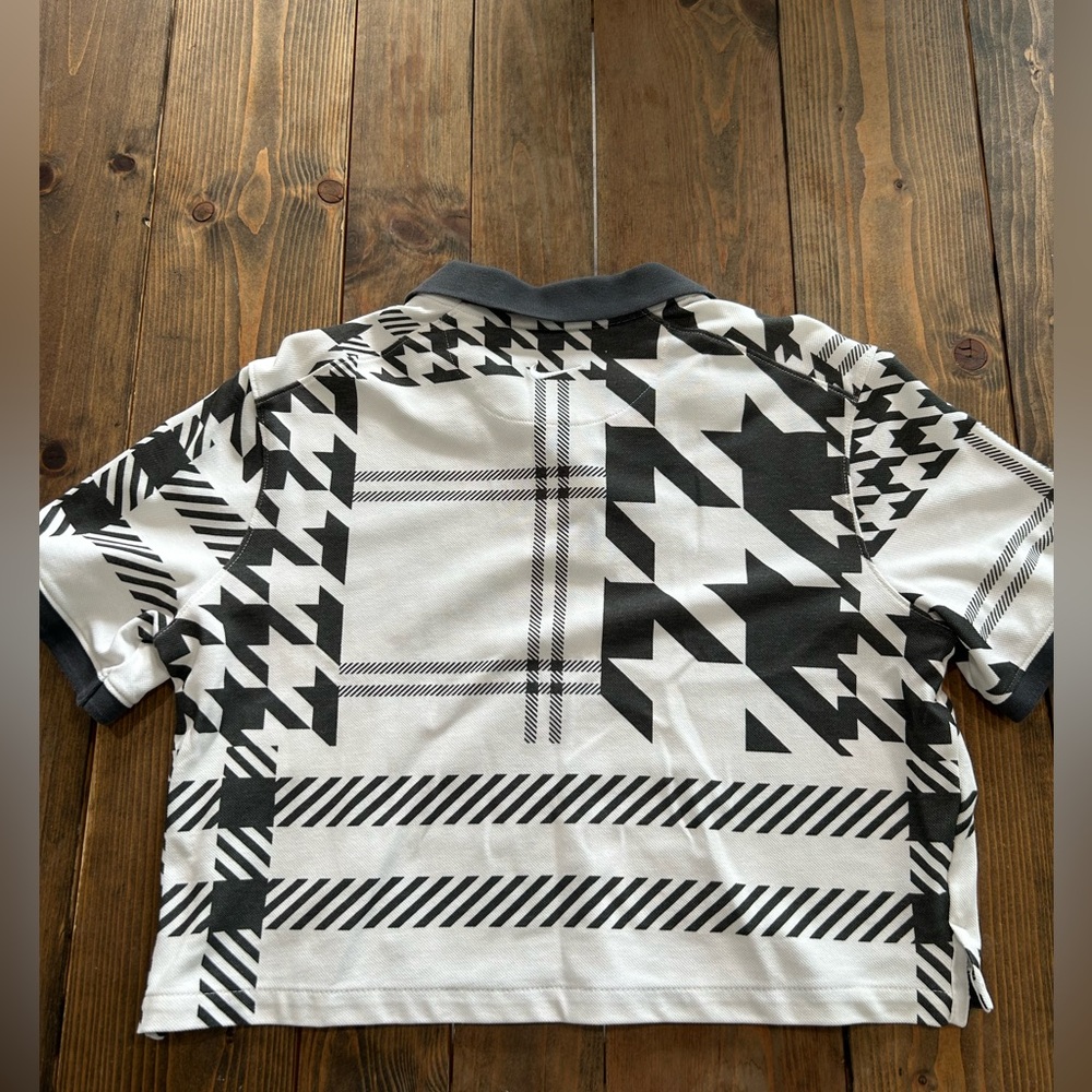 Nike Black and White Short Sleeve Top - Picture 2 of 4
